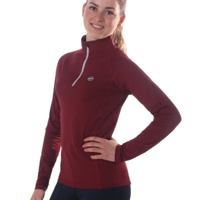 Mulher com camisa desportiva vinho de manga comprida e calças pretas