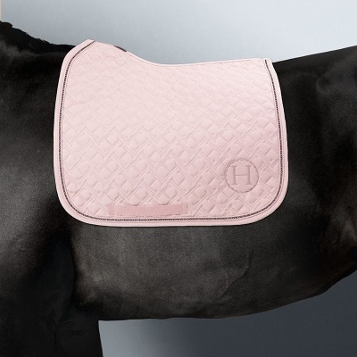 Tapete de sela rosa claro acolchoado com letra H sobre cavalo preto