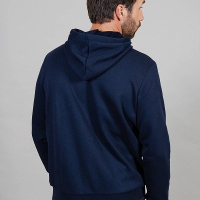 Homem de costas a usar camisola azul escuro com capuz