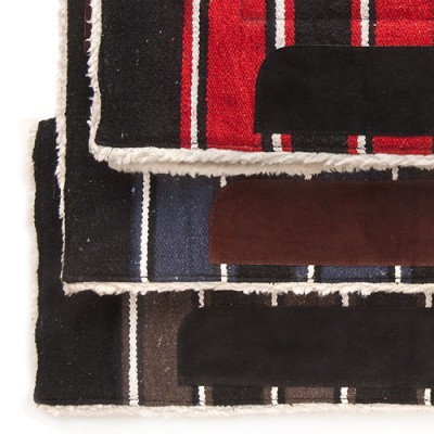 Mantentes para cavalo com riscas verticais e pêlo branco na borda