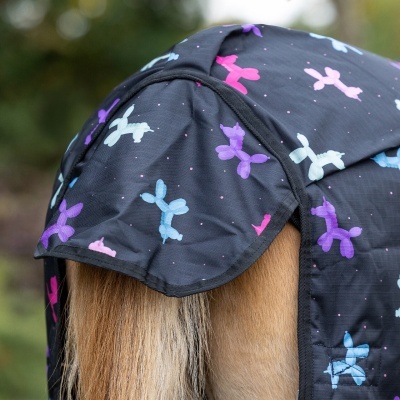 Cobertura preta para cavalo com padrão colorido de balões em forma de cães