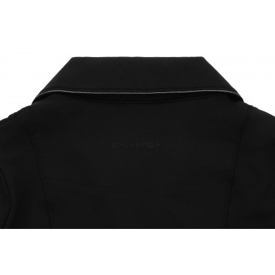 Peça de roupa preta com gola e texto 