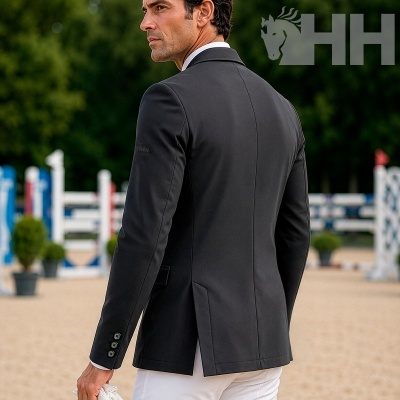 Blazer masculino preto liso visto de costas em ambiente de equitação