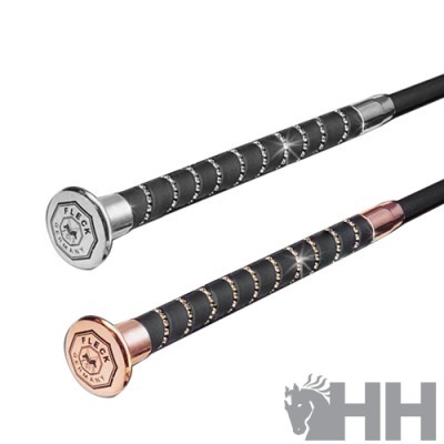 Dois bastões de equitação com empunhaduras pretas e extremidades metálicas prateada e dourada com texto FLECK GERMANY