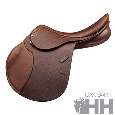 Sela de equitação castanha de couro com detalhes metálicos e logótipo HH OAK BARK