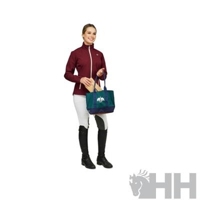 Mulher com casaco bordeaux, calças brancas e mala azul escuro