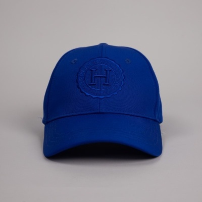 Boné azul com emblema circular 'TH' em relevo