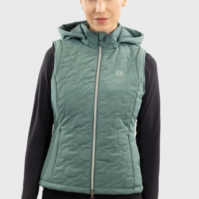 Colete feminino verde matelassado com fecho e capa sobre camisola preta