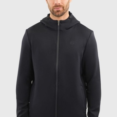 Casaco preto com capuz e fecho de correr em modelo masculino