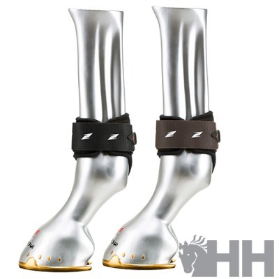 Protetores para cascos de cavalo preto e castanho em manequins metálicos prateados.