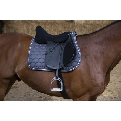 Sela de equitação preta e cinzenta numa cavalo castanho