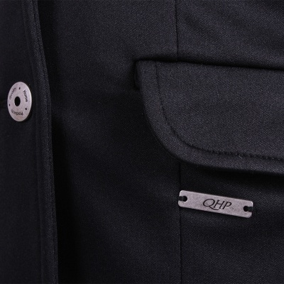 Casaco preto com botão branco e placa metálica QHP no bolso