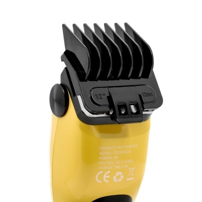 Máquina de cortar cabelo elétrica amarela com pente preto ajustável e texto técnico branco