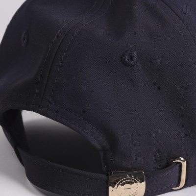 Boné azul escuro com ajuste atrás e fivela metálica dourada