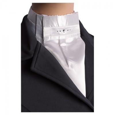 Gola alta branca com pregas e casaco preto de tecido liso
