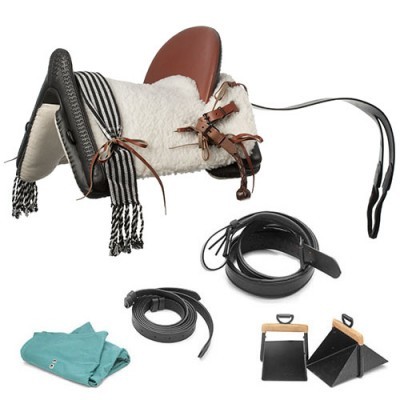 Conjunto de sela de montaria com manta preta e branca e acessórios equestres