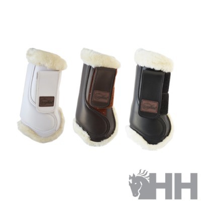 Três protetores de salto para equitação em couro e pelo, cores branco, castanho e preto.