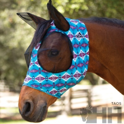 Máscara de cavalo azul com padrão geométrico e tule preto nos olhos em cavalo castanho