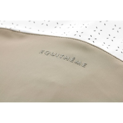 Tecido bege com logo EQUITHÈME e tecido branco com padrão de traços pretos