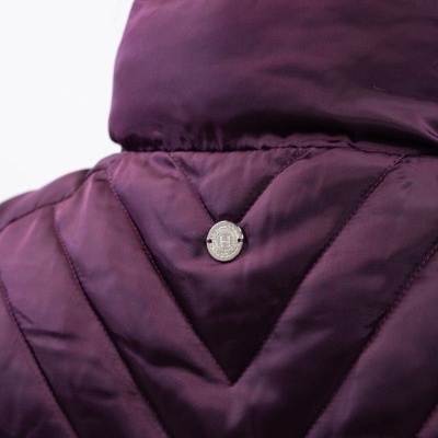 Casaco acolchoado roxo com padrão em V e botão prateado na gola