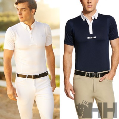 Dois homens com polos justos branco e azul escuro com gola branca e etiqueta 'AGLAË', cintos pretos e calças claras.