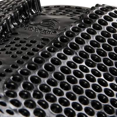 Tapete de borracha preto com padrão circular e relevo da marca