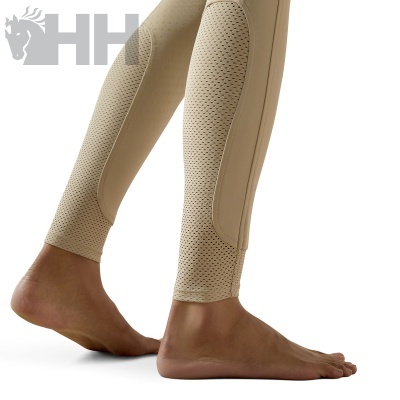 Leggings bege perfurados usados por pessoa descalça com fundo branco e logotipo HH.