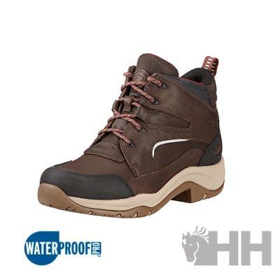 Bota impermeável castanha em pele com sola bege e atacadores castanhos