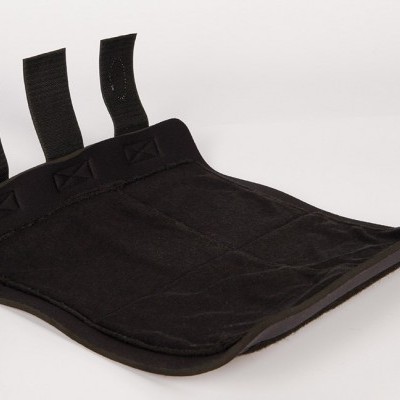 Bolsa preta de tecido com tiras de velcro