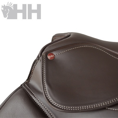 Sela de cavalo em couro castanho escuro com costuras brancas e botão vermelho HH
