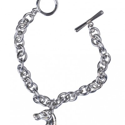 Pulseira de corrente prateada com pendente de cabeça de cavalo.
