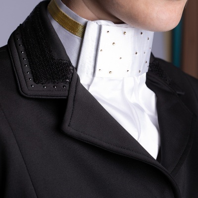 Blazer preto com gola e camisa branca de gola alta com cristais dourados.