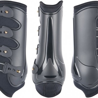 Três protetores para pernas de cavalo pretos com velcro.