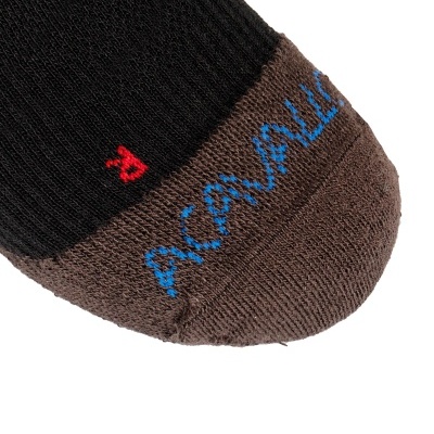 Ponta de meia preta e castanha com texto ARCOPEDICO e letra R vermelha