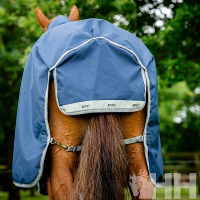 Cobertura azul para rabo de cavalo com bordas cinza e texto AMIGO