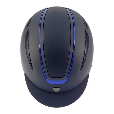 Capacete preto com detalhes azuis e emblema prateado na frente
