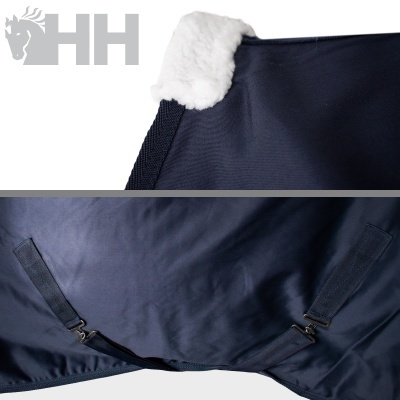 Cobertor para cavalo azul escuro com pelo branco e fechos metálicos
