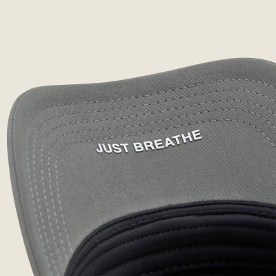 Pala de boné cinzenta com texto JUST BREATHE em branco