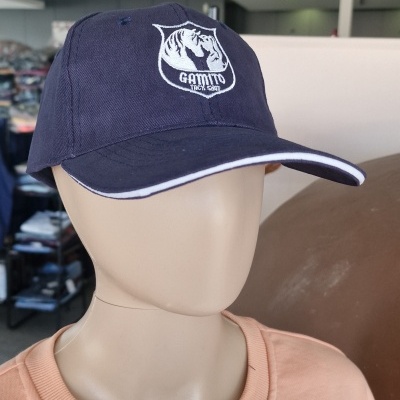 Boné azul escuro com logotipo GAMITO em manequim com t-shirt rosa claro