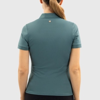 Mulher vista de costas com t-shirt polo verde-azulado e leggings pretas