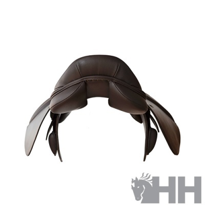 Sela de equitação de couro castanho escuro vista de frente com logótipo HH