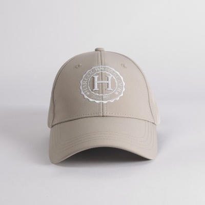 Boné bege com logo bordada branco