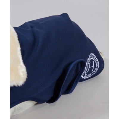 Roupa azul-escura para cão com bordado branco e interior branco peludo