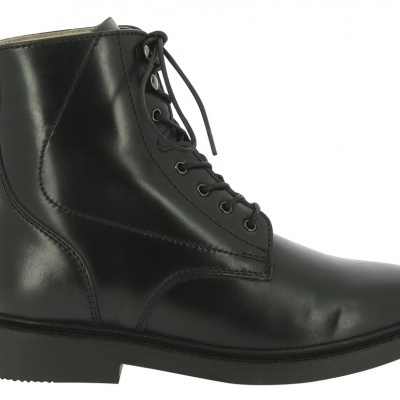 Bota masculina preta de couro com atacadores pretos e sola preta.