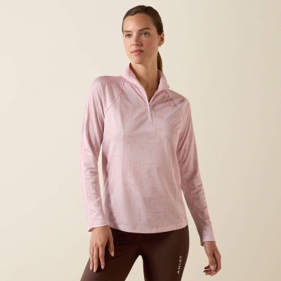 Mulher a vestir sweatshirt rosa clara com fecho e leggings marrons com texto ARIAT