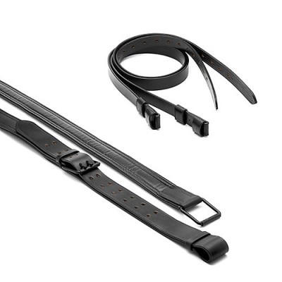 Dois cintos pretos em couro com diferentes fivelas sobre fundo branco