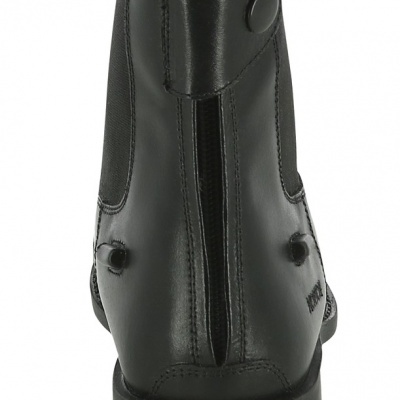 Bota preta de pele vista de trás com fecho e botão