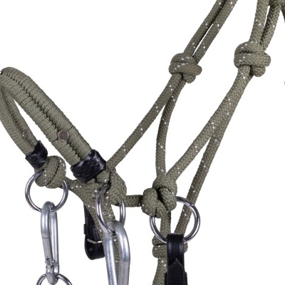 Cabresto ou peitoral de corda castanha com argolas metálicas e reforços de couro preto