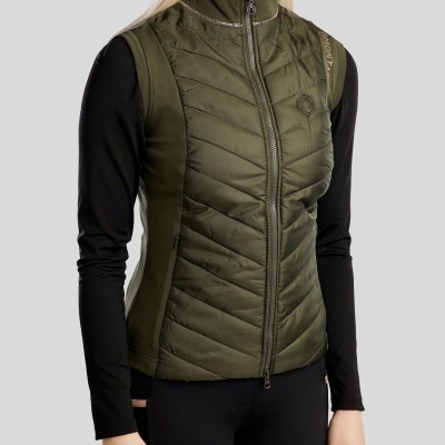 Colete feminino verde-militar com fecho de correr frontal e textura matelassê diagonal