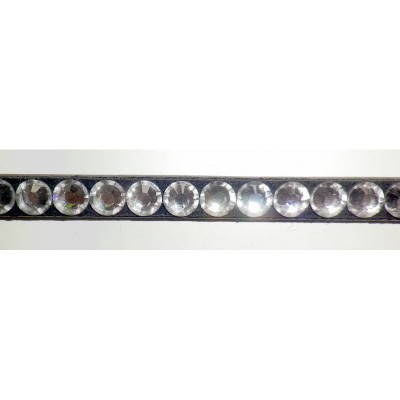 Correia preta com pedras transparentes facetadas alinhadas